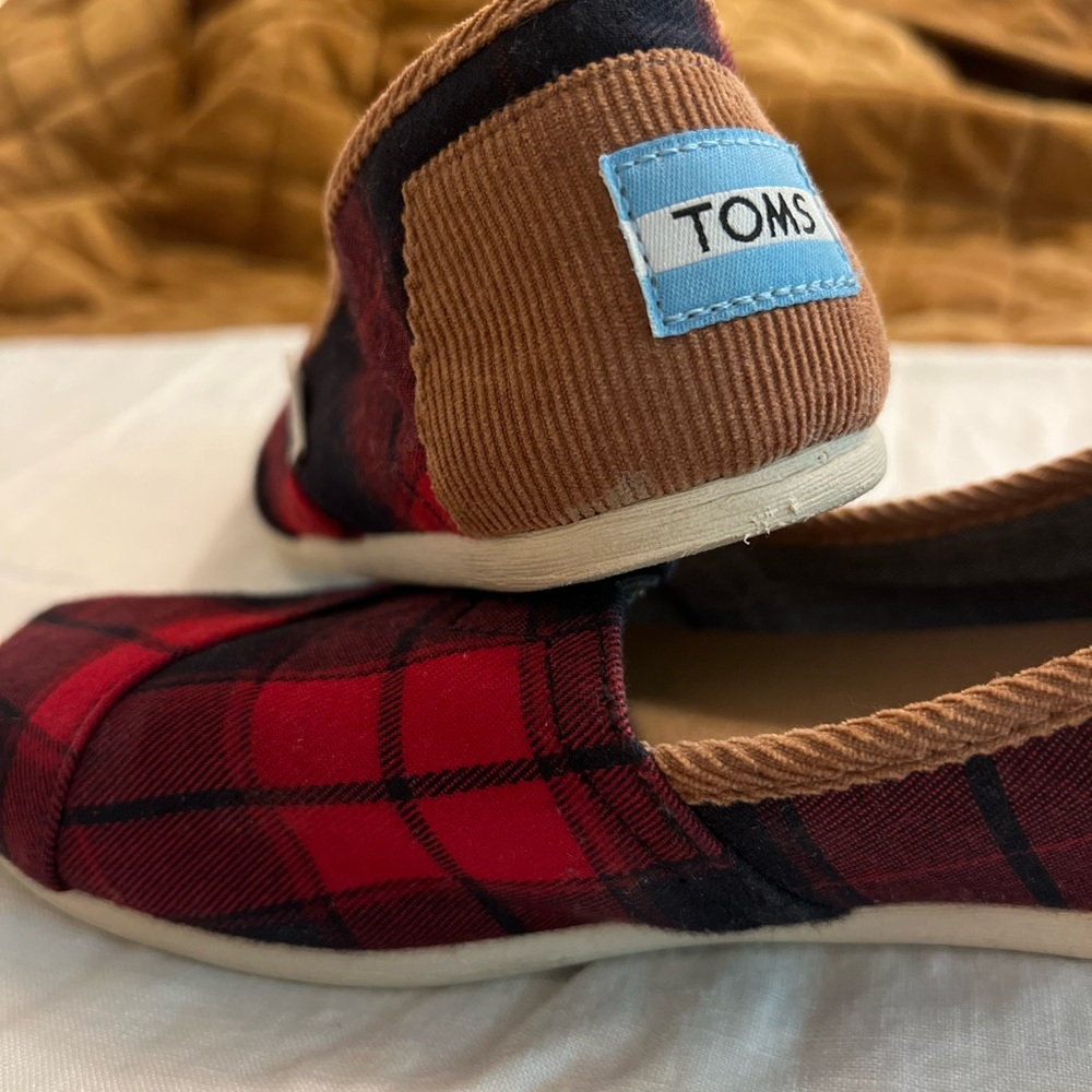 TOMS W5 like new Plaid Red and Brown Slippers